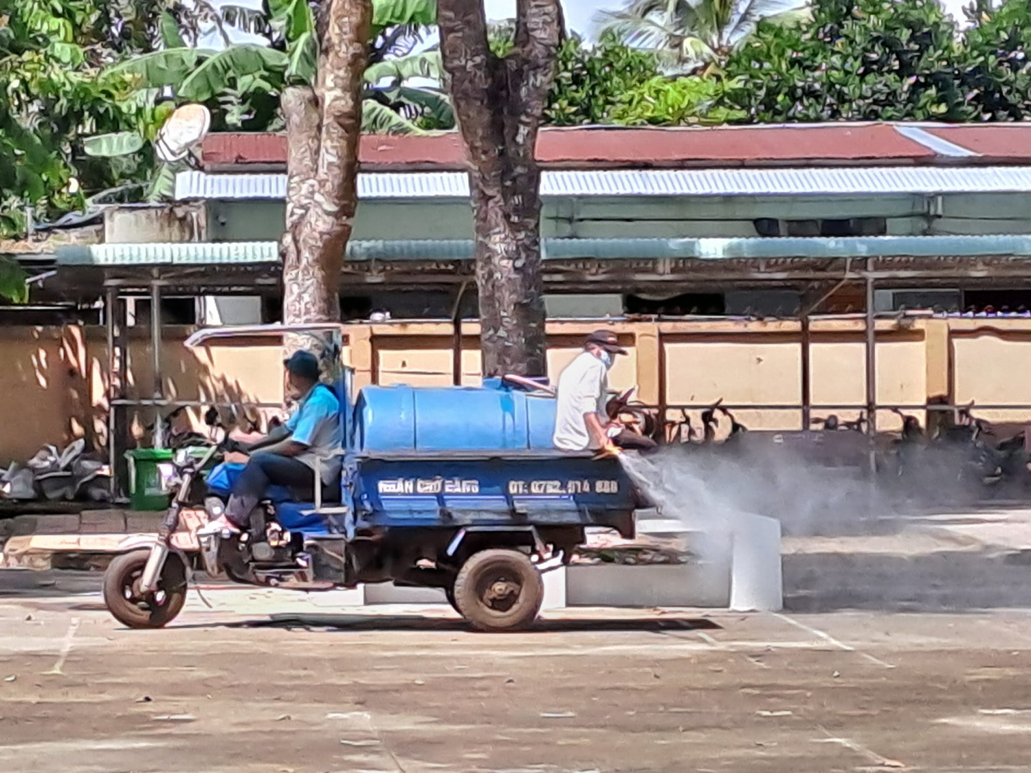 Phun thuốc khử trùng 2
