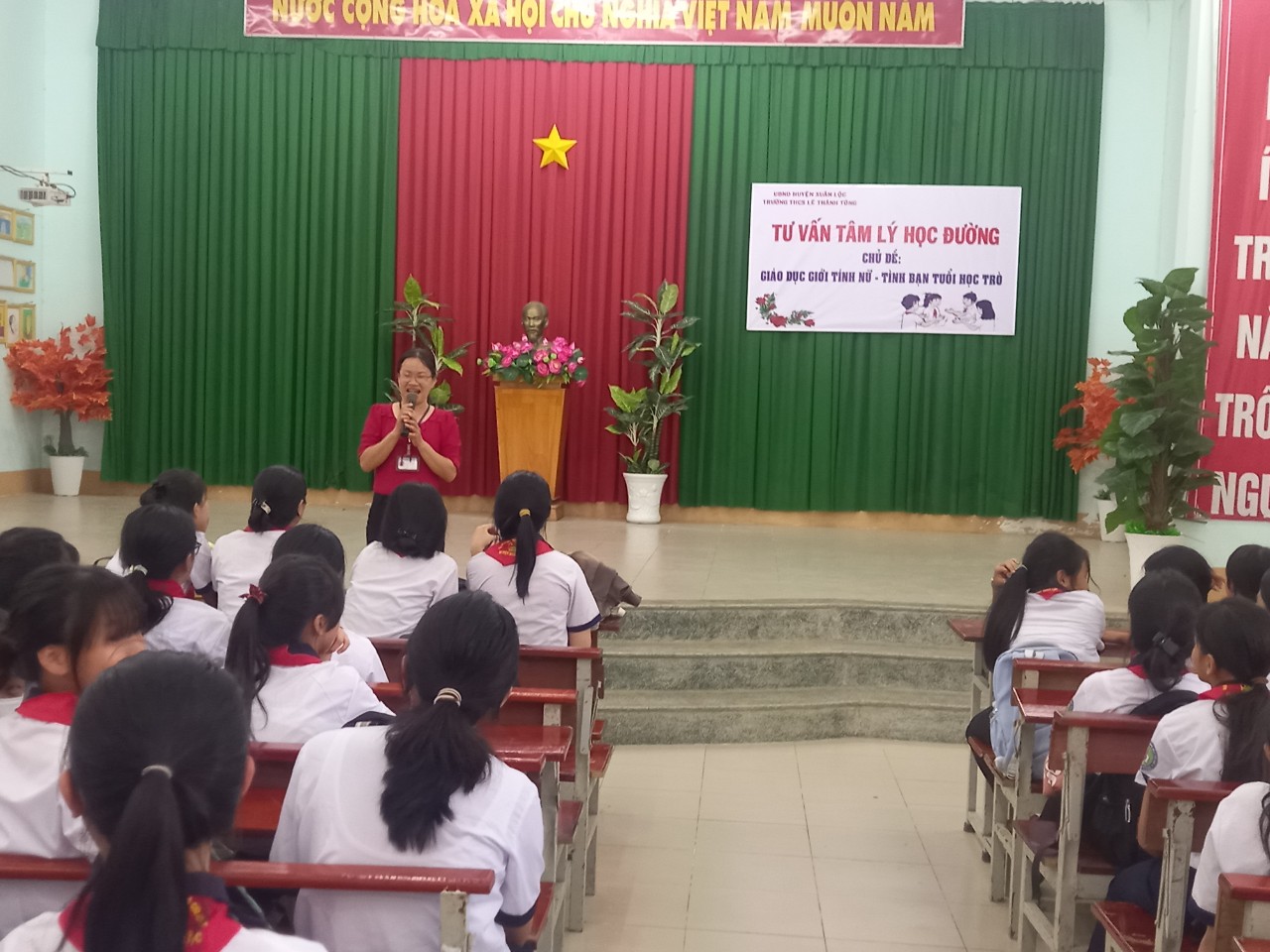 Cô Nguyễn Hoài - Thành viên của Tổ tư vấn Trường THCS Lê Thánh Tông trục tiếp tuyên truyền với học sinh